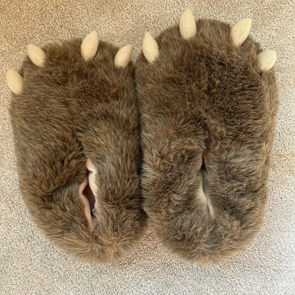 Kinsman Bear Feet Slippers size 9-10.  Pet friendly non smoking home